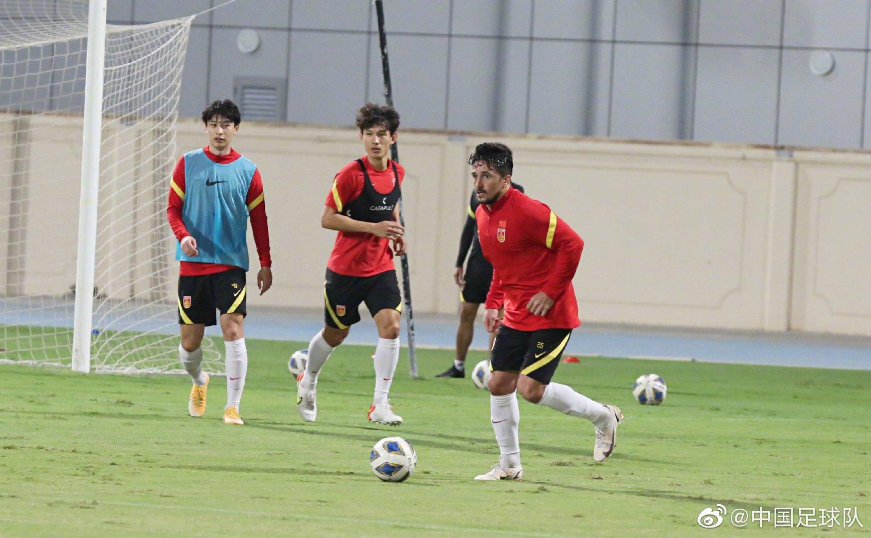 国足赛前训练 图据中国足球队微博